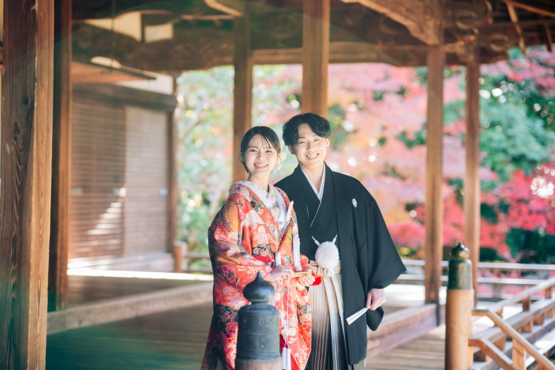 回廊に差し込む秋の光