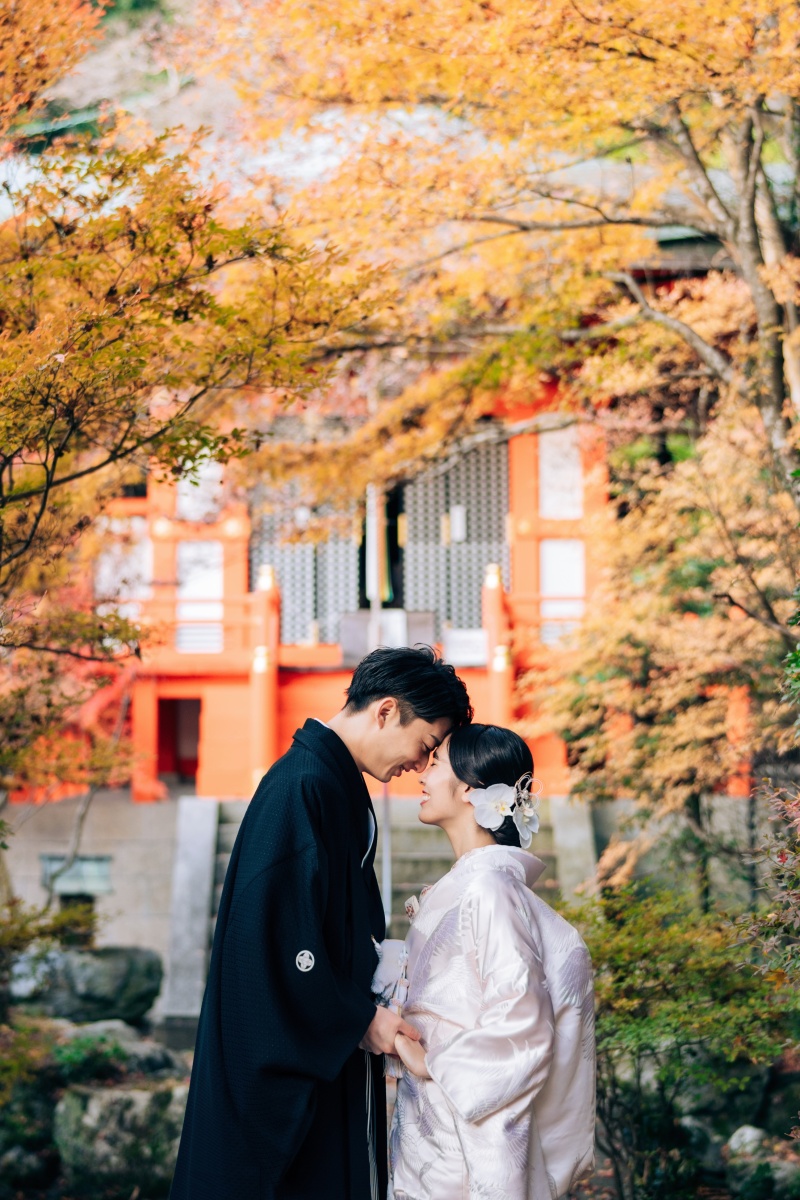 紅葉に包まれて交わす、夫婦の誓い