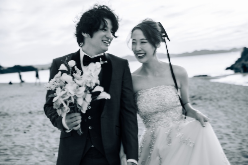 夕暮れの笑い合うふたり、海辺の帰り道