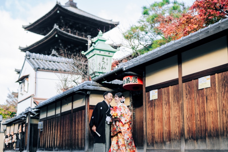 京都らしい街並みに映えるふたり