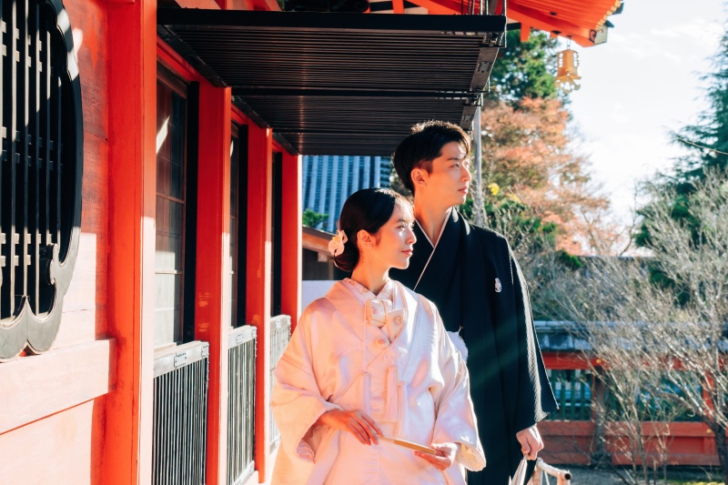 朱色の社殿に映える、凛とした新郎新婦