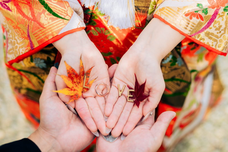 紅葉と指輪で彩る手元のフォトアクセント