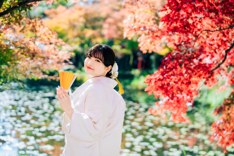 紅葉と池を背に残す振り向き白無垢ショット