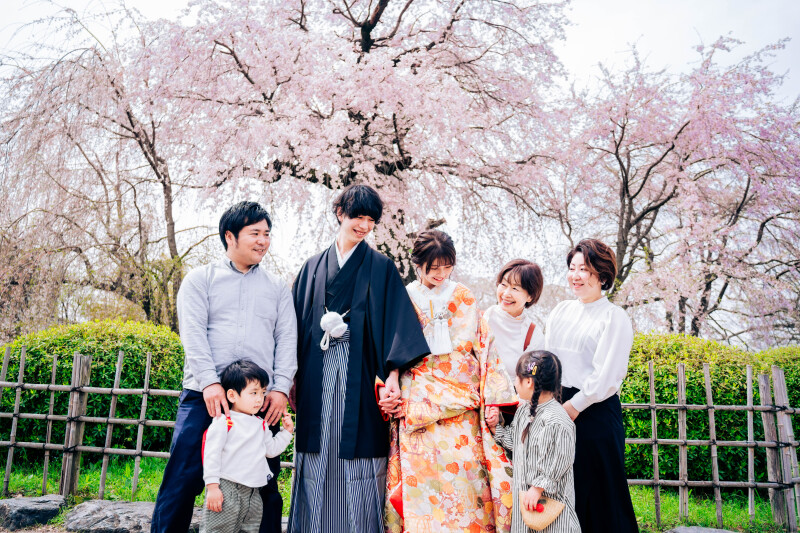 家族と残す桜の下での祝いの写真
