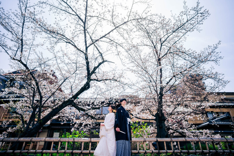 広角レンズを使って壮大な景色と一緒に