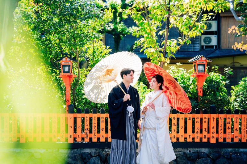 和傘をもっても