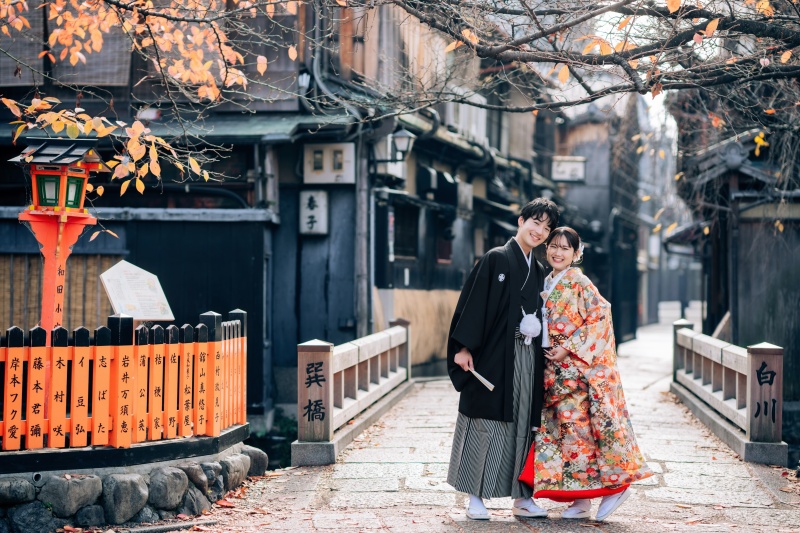 秋の祇園、いつもの笑顔で並んで