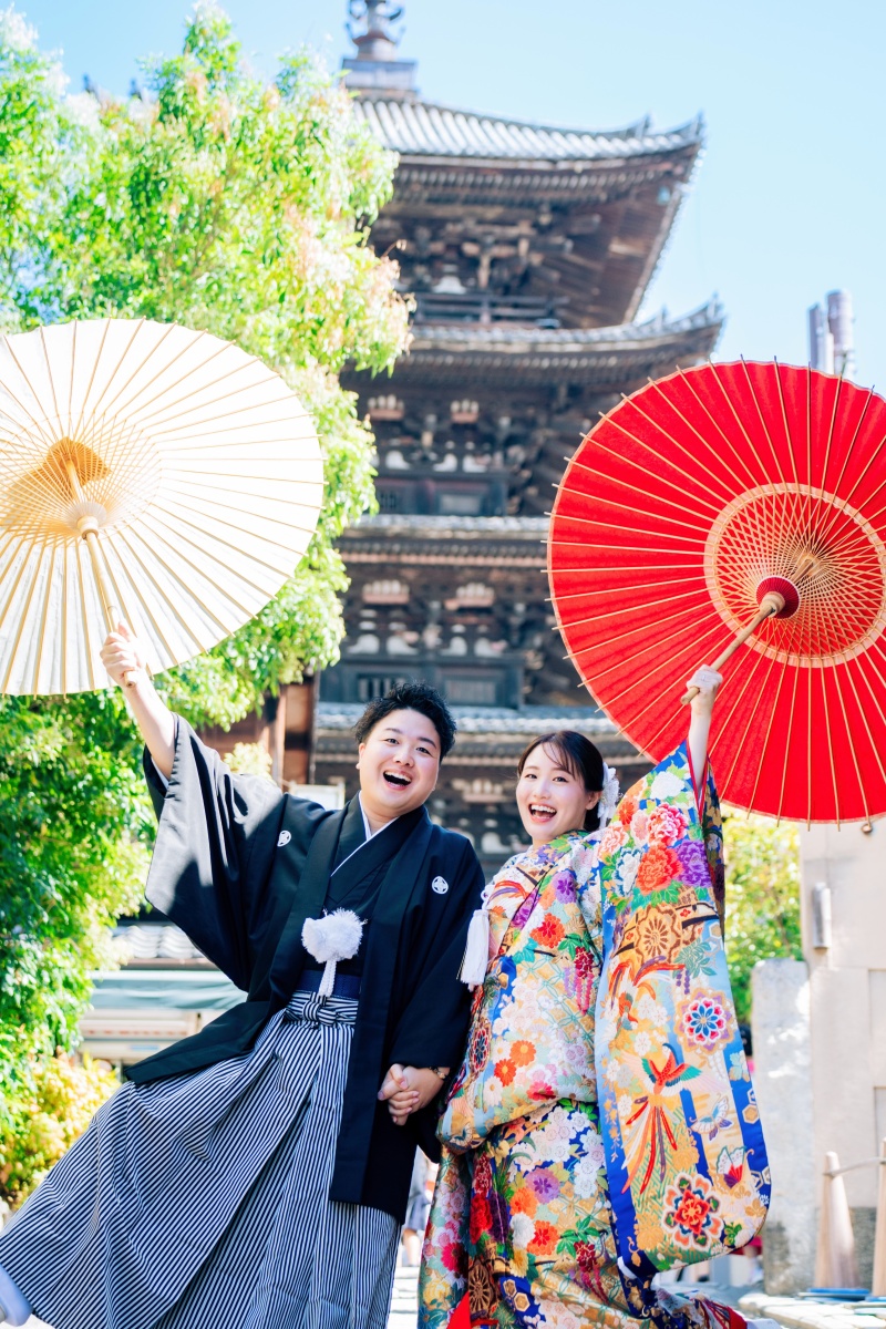 八坂の塔を背景に、色鮮やかに弾ける笑顔！