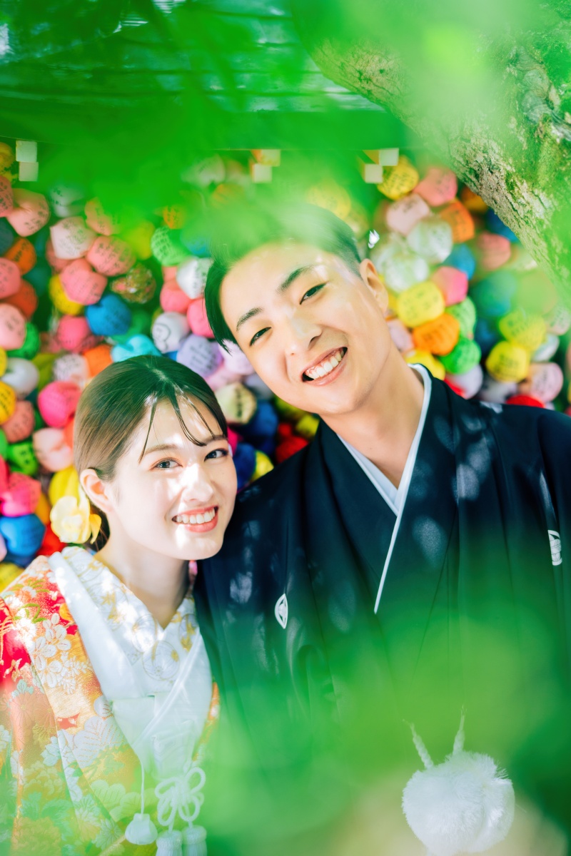 木漏れ日から映るカラフルな背景と一緒に。