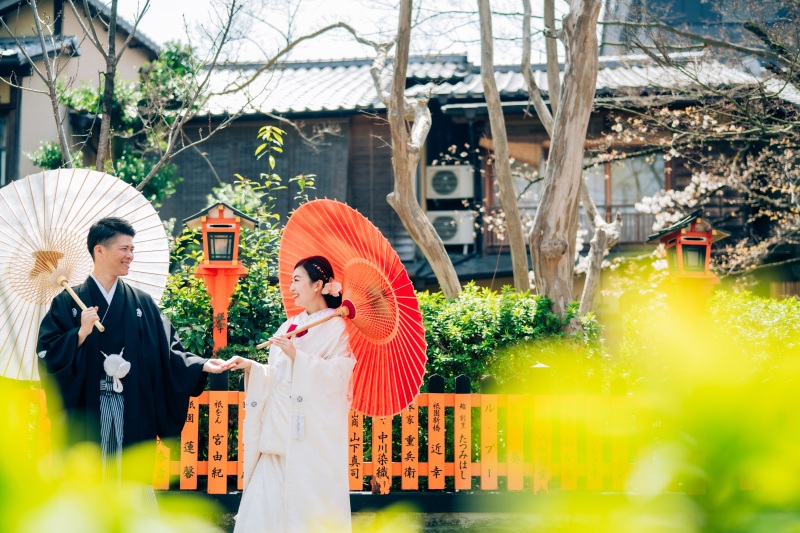 橙色の欄干を背景に。