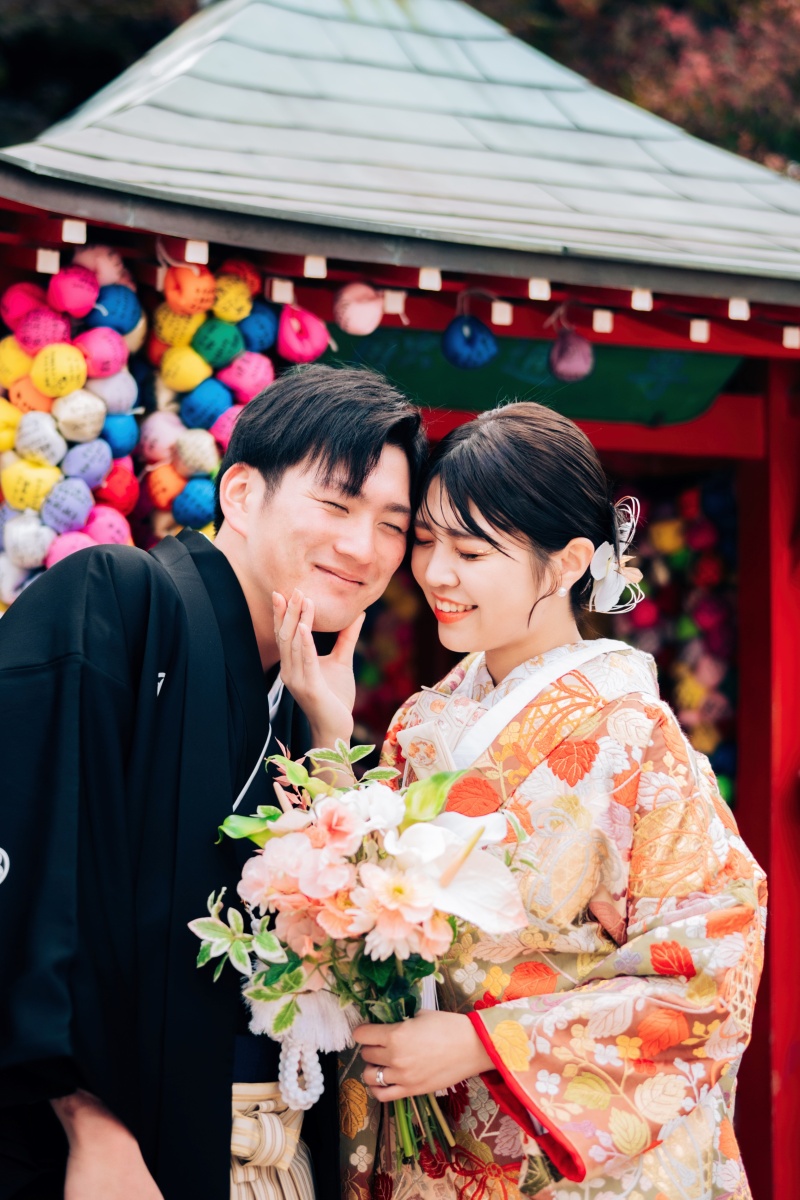 ブーケを持って寄り添うワンシーン