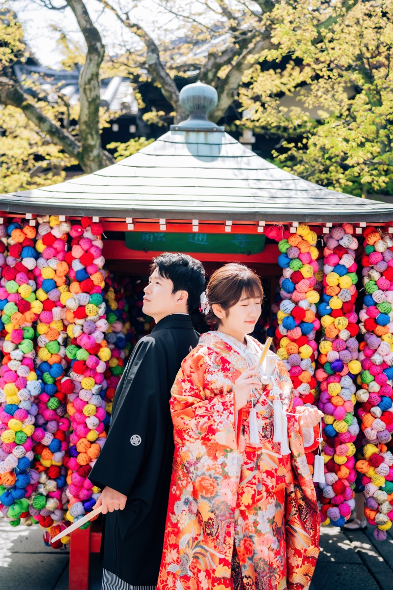 八坂庚申堂でカラフルなくくり猿を背景に