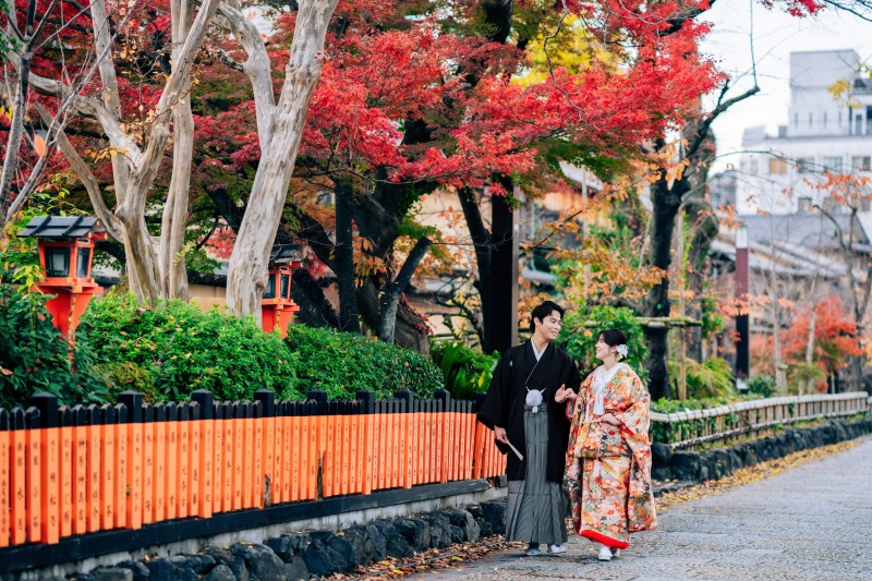 紅葉彩る京都、祇園の町をふたりで歩く