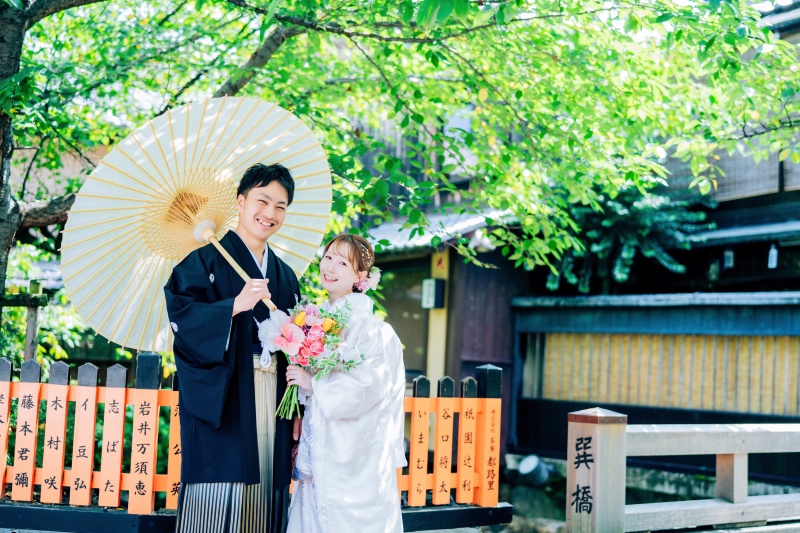 【アルバム付】+京都和装/京都洋装2着ロケ3箇所プラン+スタジオ撮影特典《魔法の美肌・細見えレタッチ付》300枚