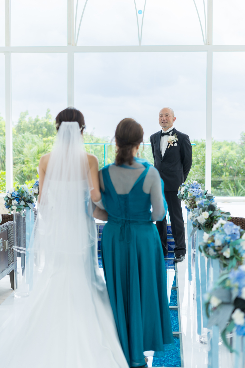 お母様とバージンロード入場です。