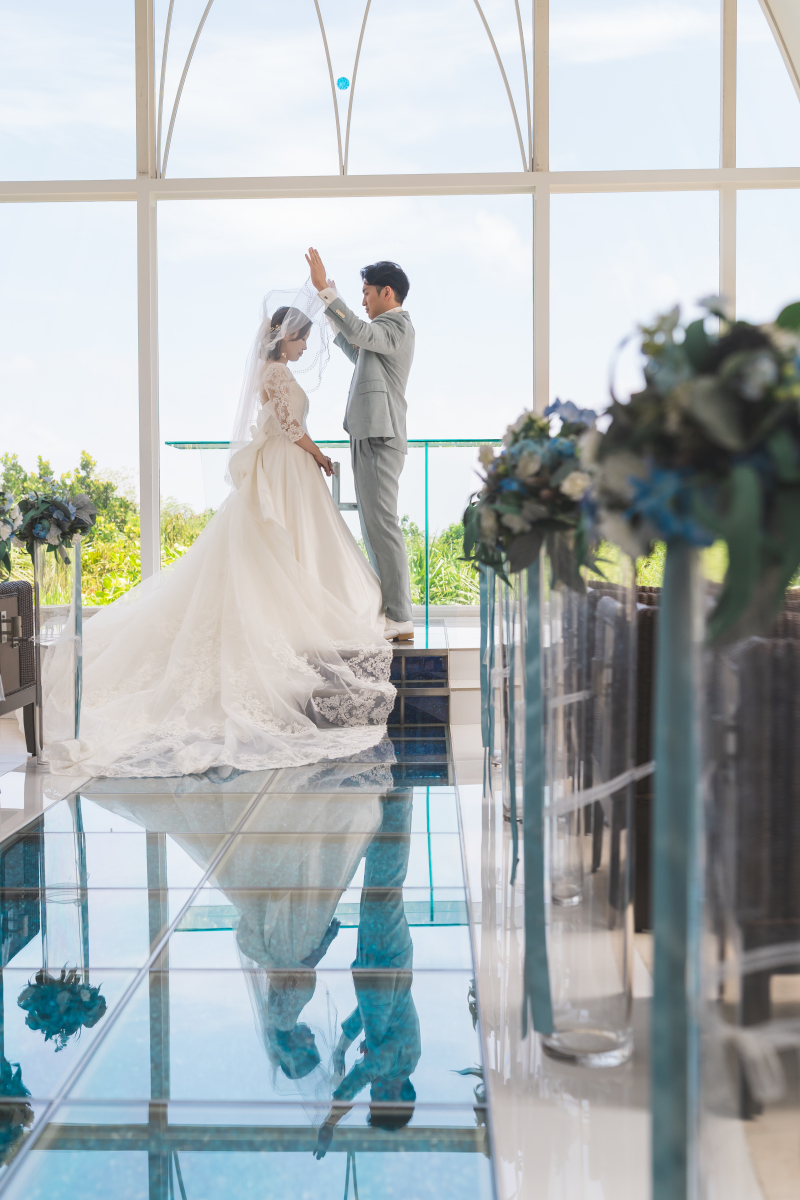 ブルーグラデーションの琉球ガラスのバージンロード