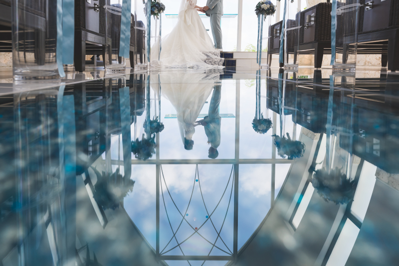 バージンロードに映り込むお二人