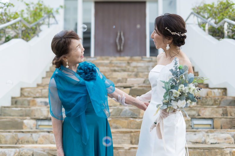 大切なお母様とチャペル前で