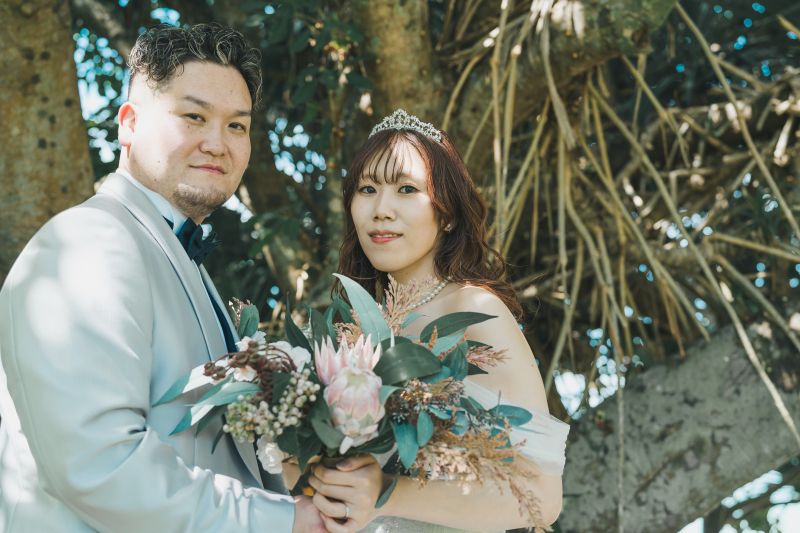 ビーチ手前の木々の前で～