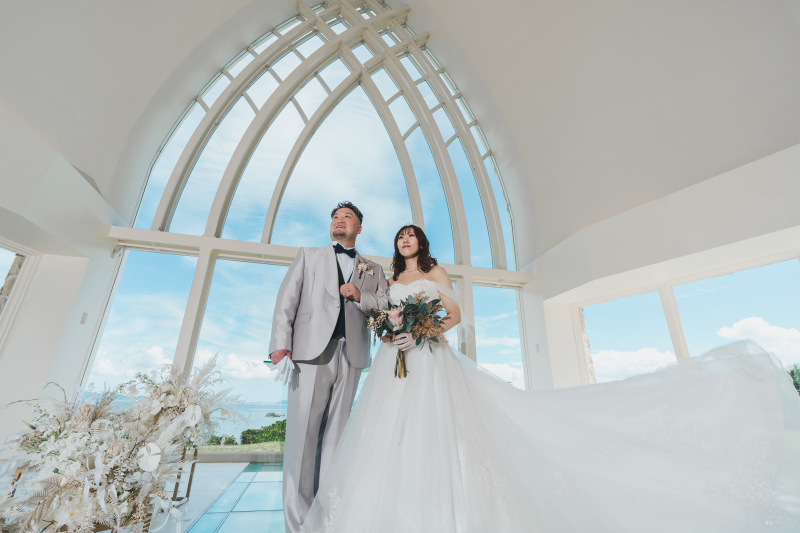 ドレスの裾をふわりと