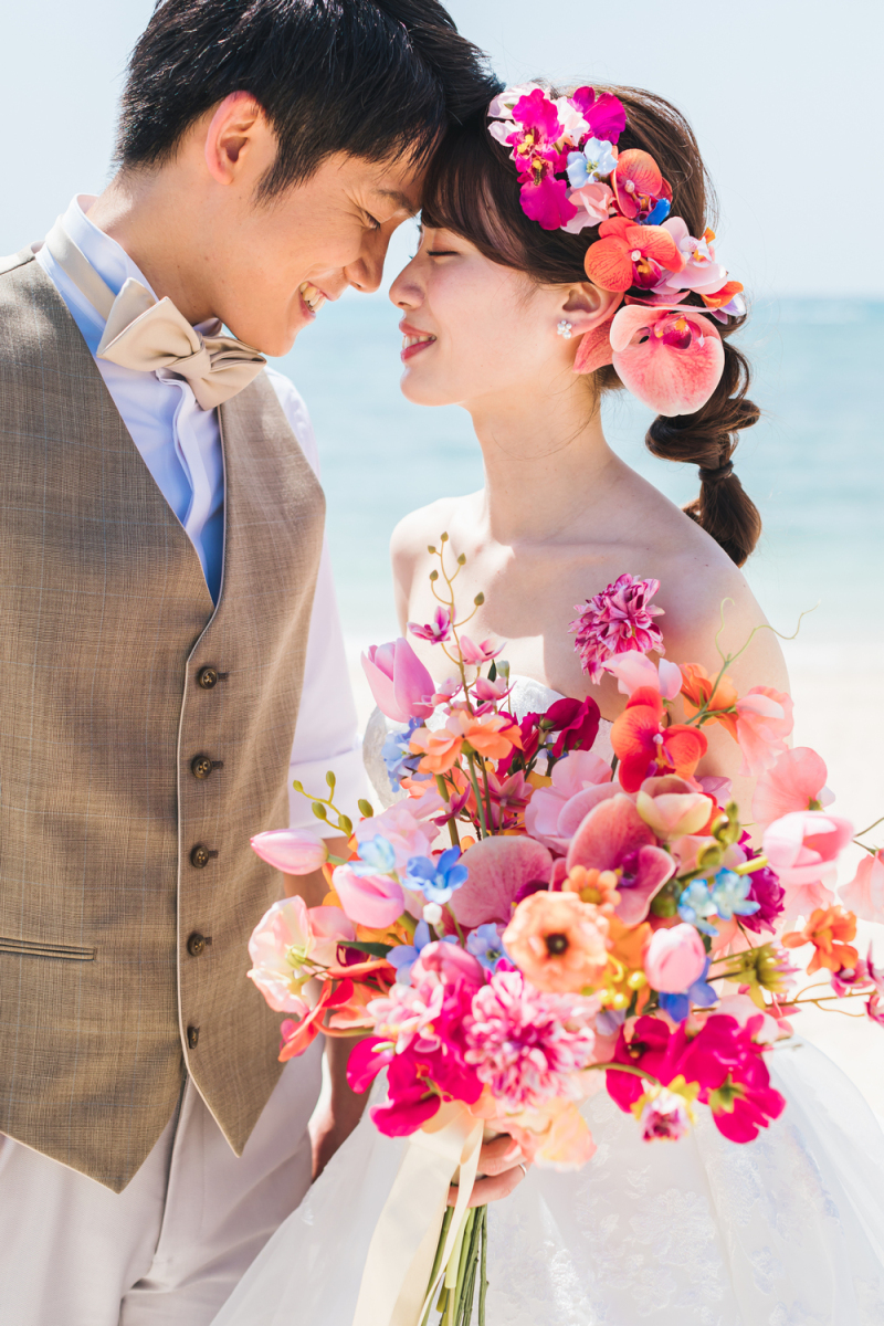 石垣島 by ワタベウェディング_女性のフォトグラファーがいる