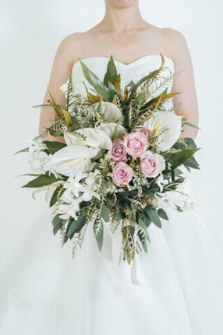 生花ブーケ【ローズとアンスリウムのクラッチブーケ】