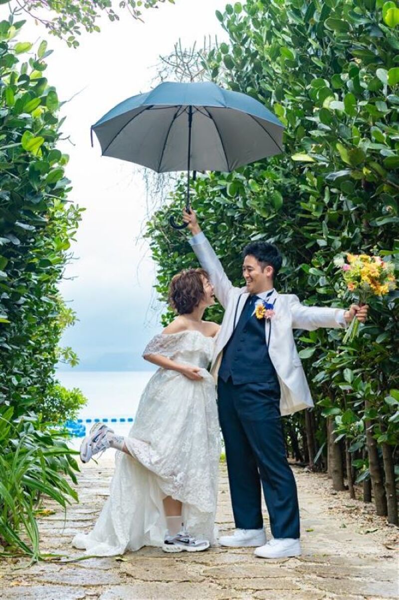 【おふたりのお気に入りのスニーカーで!】新婦様頑張って足あげて〜!新郎様頑張って傘もっと上にあげて〜!とポージングの指示を出しながらその場を盛り上げ、おふたりの自然な笑顔が撮れました!