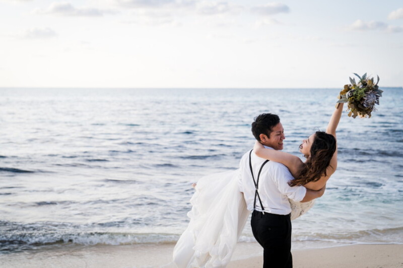 日も傾いてきた誰もいない静かなビーチで、人目を気にせず楽しむお二人。無邪気な笑顔があふれるこの一瞬に、ふたりだけの特別なエモーショナルな時間が流れます。波の音さえ祝福してくれているよう。