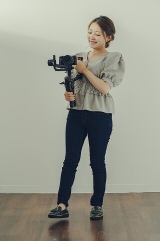 沖縄の青い空　キラッキラのビーチの光はおふたりの幸せを祝うのに最高のシチュエーション。毎日素敵な笑顔を見られて幸せだな～と感じながら撮影を楽しんでいます！笑顔のお二人に会える日を楽しみにしています♡