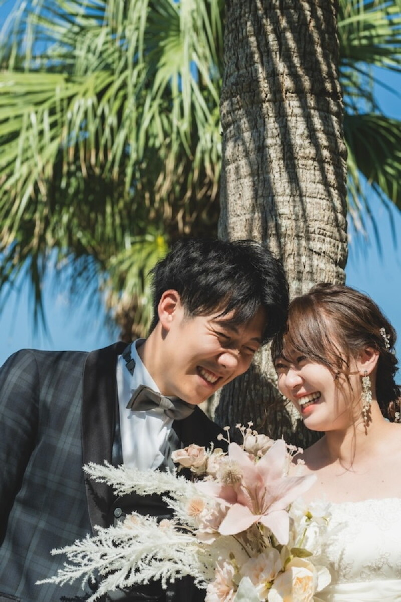 景色がほぼ映らないバストアップの写真ですが、背景のヤシの木一本と、合間に覗く青空で、一気に沖縄ロケーションフォト感が伝わる一枚。景色がメインになりがちなロケフォトですが好きな人との笑顔が一番素敵。