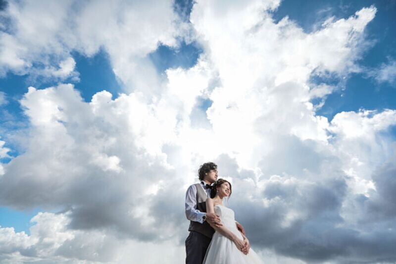 きっと、晴れていく。写真が苦手なかたでも無理に笑顔を引き出すのではなく、お二人らしさを大切にしているのでリラックスした雰囲気の中で、その時に感じた一瞬一瞬を逃すことなく写真に収めます。