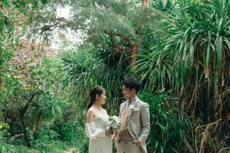 緑の木々に囲まれた、見ているだけでゆったりとした時間を感じる一枚。二人で過ごす心休まる時間を、静止画でも伝わるように画角や表情、編集の色味を工夫しています。撮影場所に合わせて空気感も変えています。