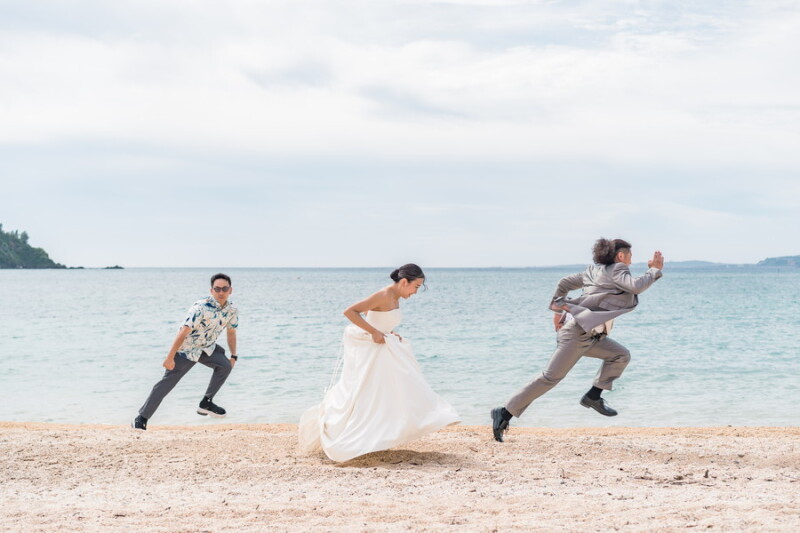 二人だけのフォトウェディングに、新婦のお兄様がサプライズ登場!最初はうれしくて涙を流していた新婦様ですが、最後は三人で全力ダッシュ!三人の仲の良さとユーモアセンス、喜びが溢れる1枚になりました。