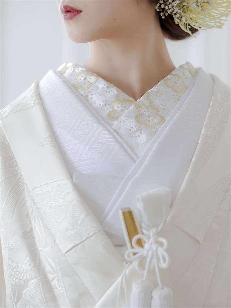 刺繍襟　梅　（白地　白金）