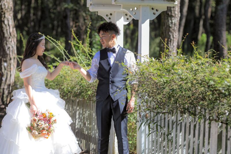 新郎のエスコートで