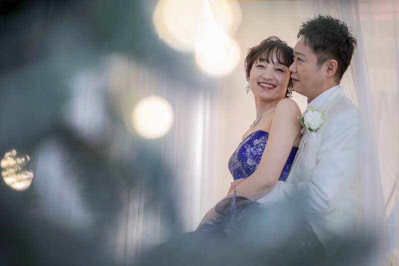 クリスマスツリー越しに