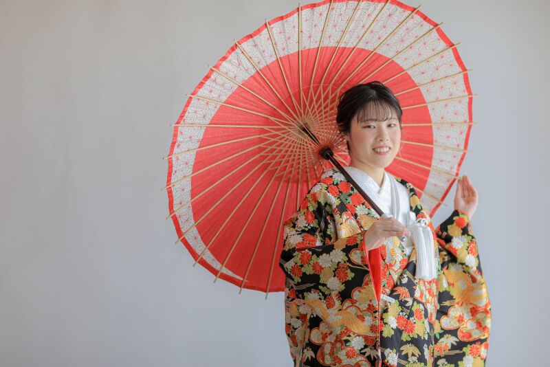 白背景に映える番傘と色打掛♡