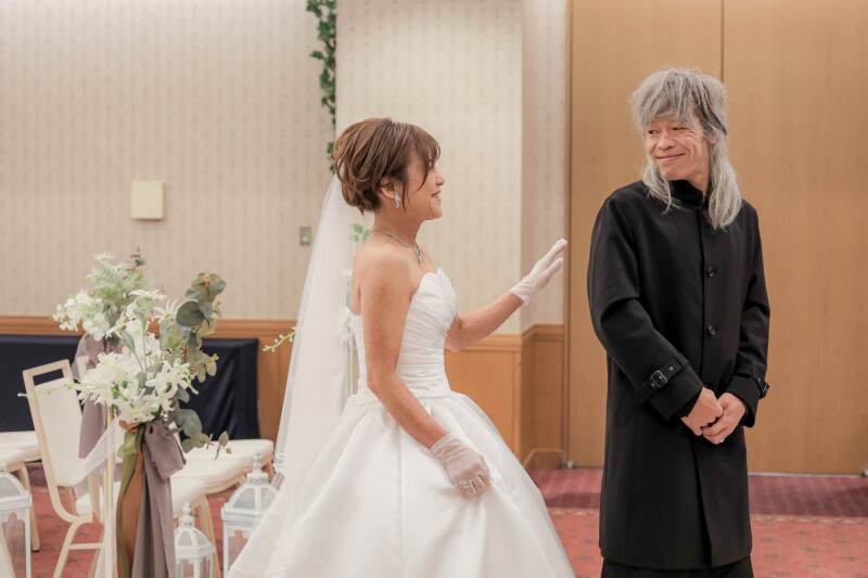 新婦の姿を見た新郎