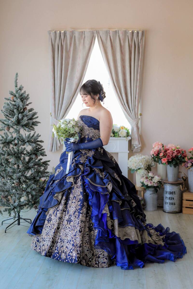 青い豪華な衣装で