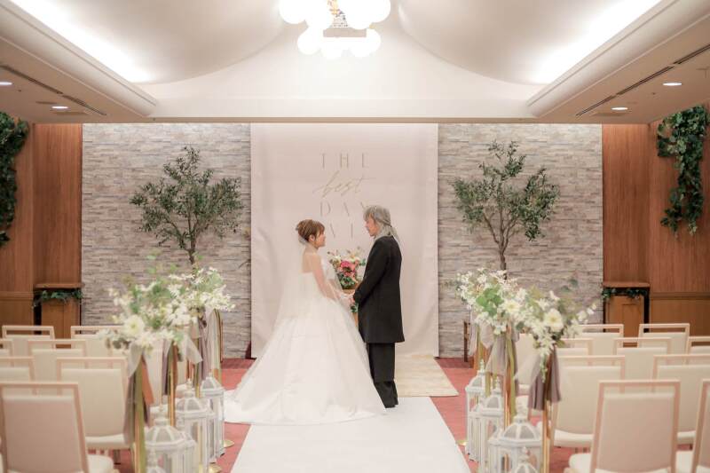 手を取り合って