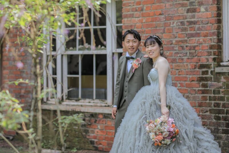 レンガの建物の前でも