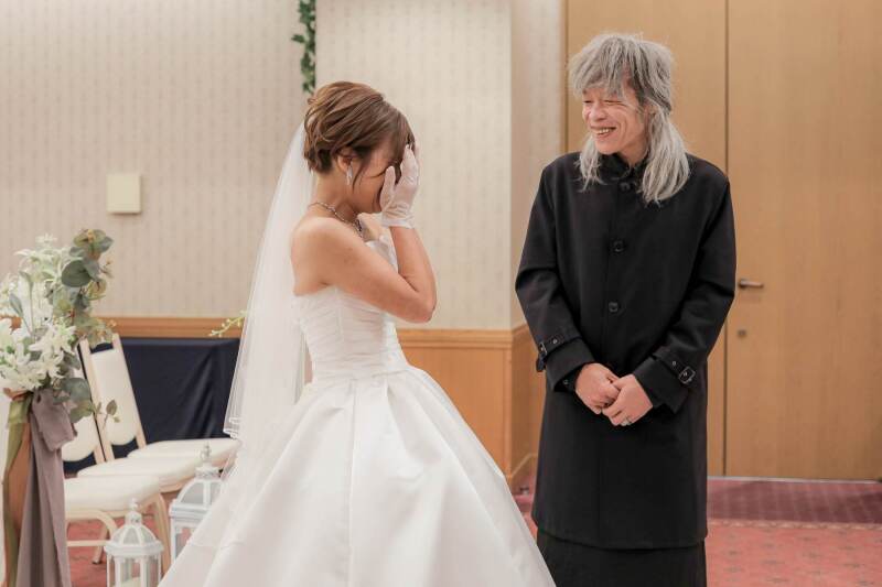 涙を流す新婦様