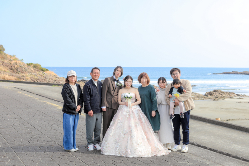 ビーチで家族写真