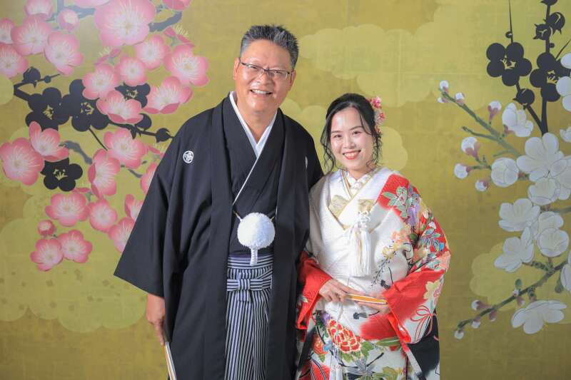和柄背景でにこやかに