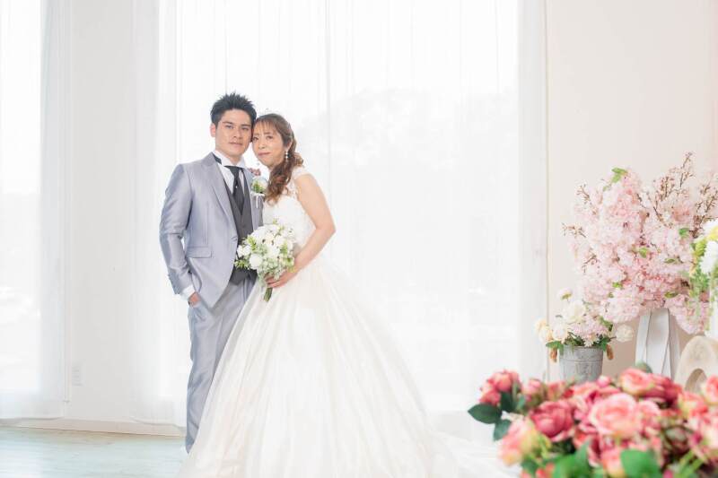 窓際で寄り添うおふたり