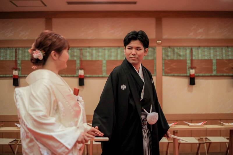 手を取り合って