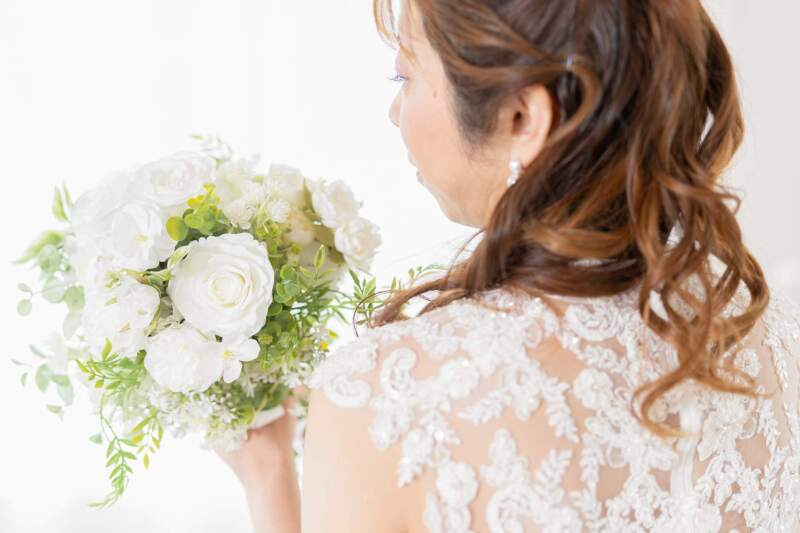 華やかなドレスにブーケ