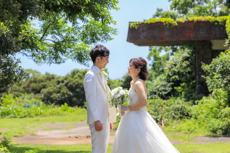 木漏れ日に包まれて、寄り添うふたり