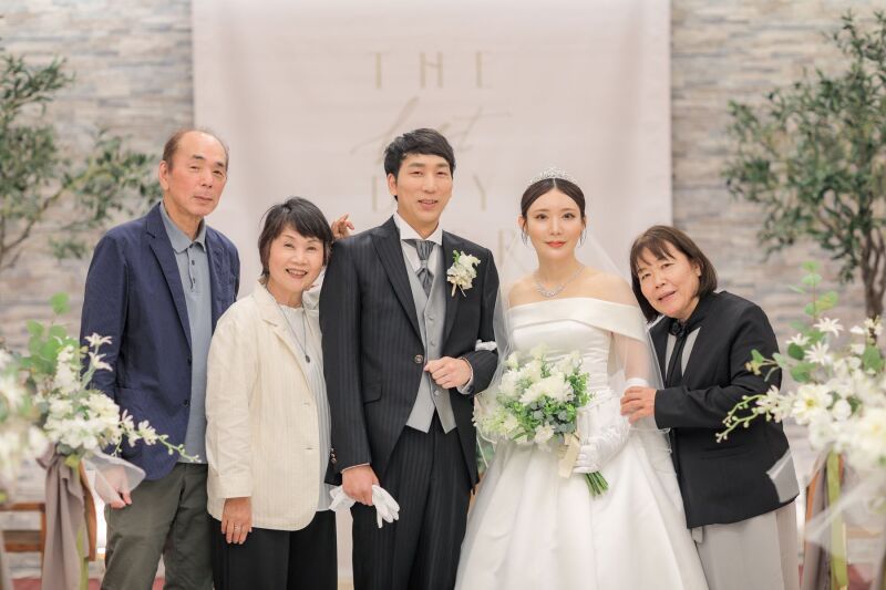 【おひろめフォト♡新しい結婚のカタチ】フォトウェディングを挙式風にアレンジ♪ご家族に見守られながらの撮影が叶います!(洋装1着)