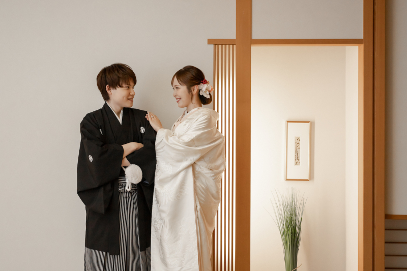 お二人かわいく、照れながらの見つめ合いショット♡